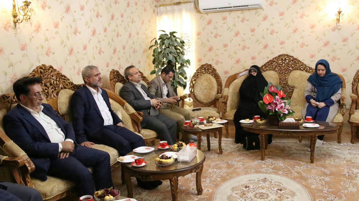 همه مسئولان در نظام اسلامی باید خود را مدیون شهدا بدانند