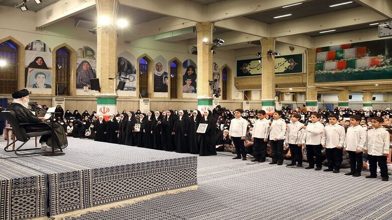 سرودخوانی فرزندان شهدا در حضور رهبر معظم ایران + فیلم