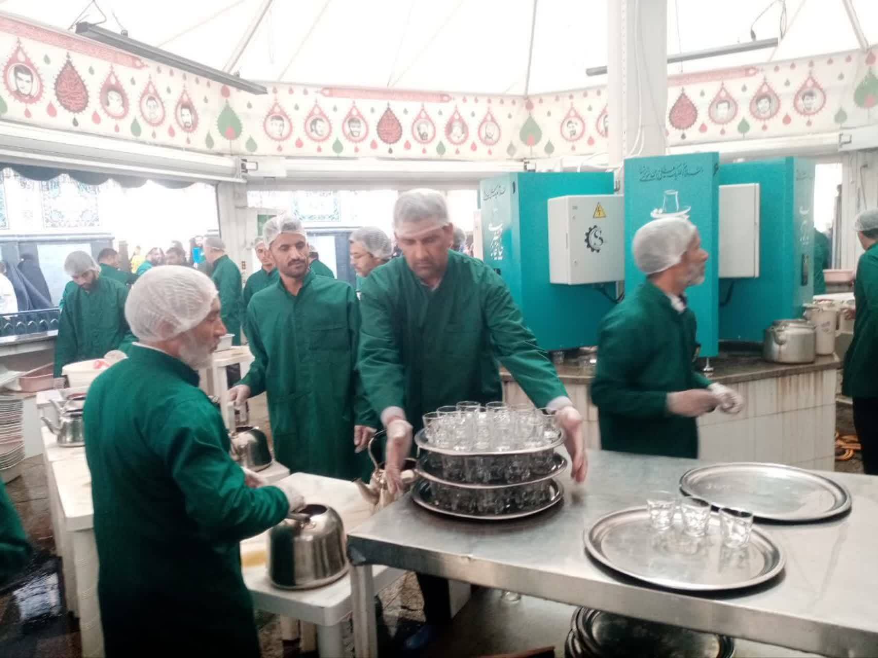 خدمت رسانی ۴۵ خادمیار رضوی در چایخانه حرم مطهر رضوی
