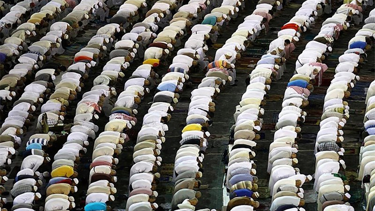 تصاویری از شکوه نماز جماعت دور کعبه
