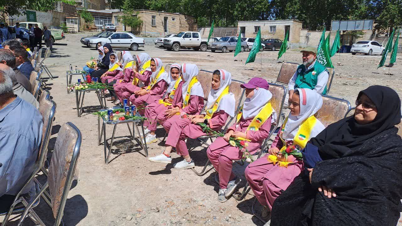 حضور دانش آموزان در مراسم کلنگ زنی مدرسه