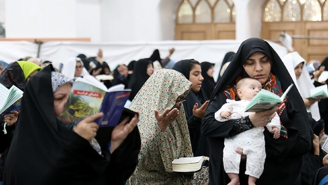 طنین انداز شدن دعای عرفه در مساجد و حسینیه‌های کرمانشاه/گلزار شهدا محل اصلی برگزاری دعای عرفه