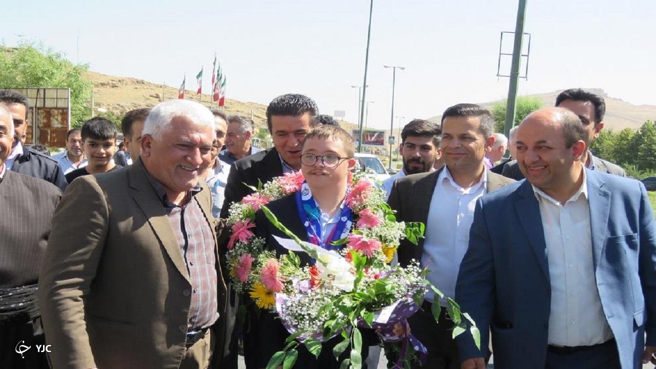 قهرمان مهابادی المپیک برلین با استقبال مردم به زادگاهش بازگشت