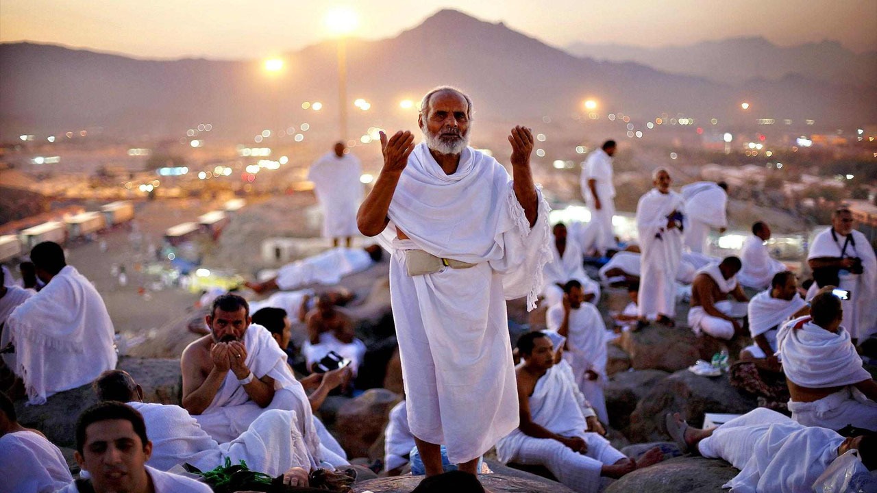 حجاج در عرفات، مشعر‌الحرام و منا چه اعمالی باید انجام دهند؟