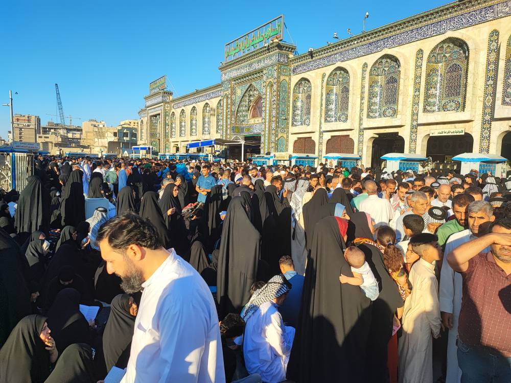 زائران در حرم امام حسین(ع)