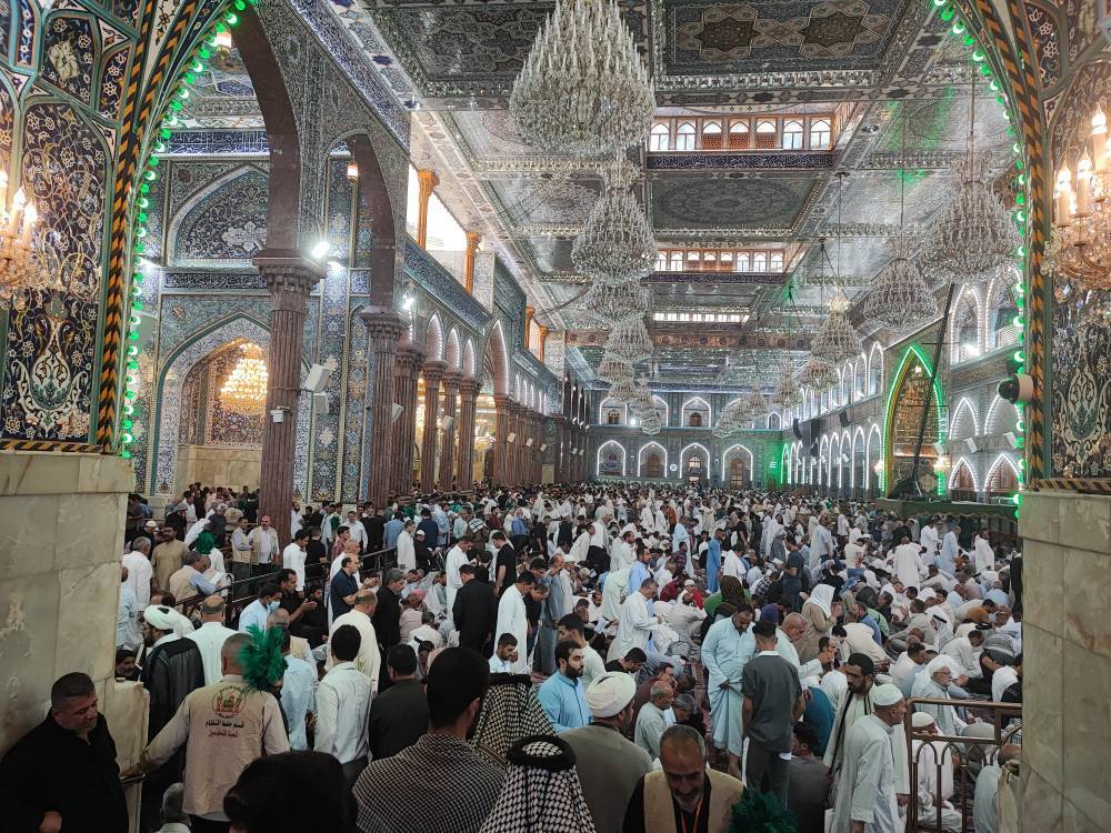 زائران در حرم امام حسین(ع)