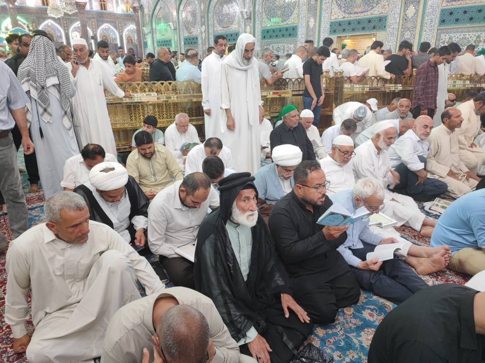 عبادت زادران در حرم امام حسین(ع)