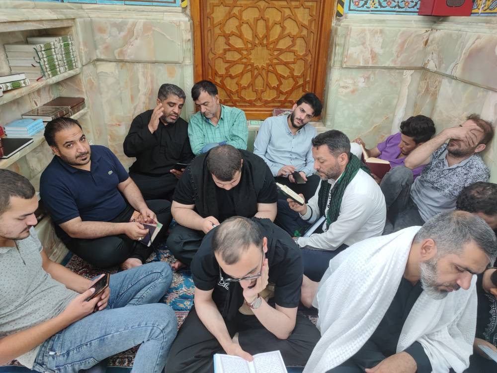 قرائت قرآن در حرم امام حسین(ع)