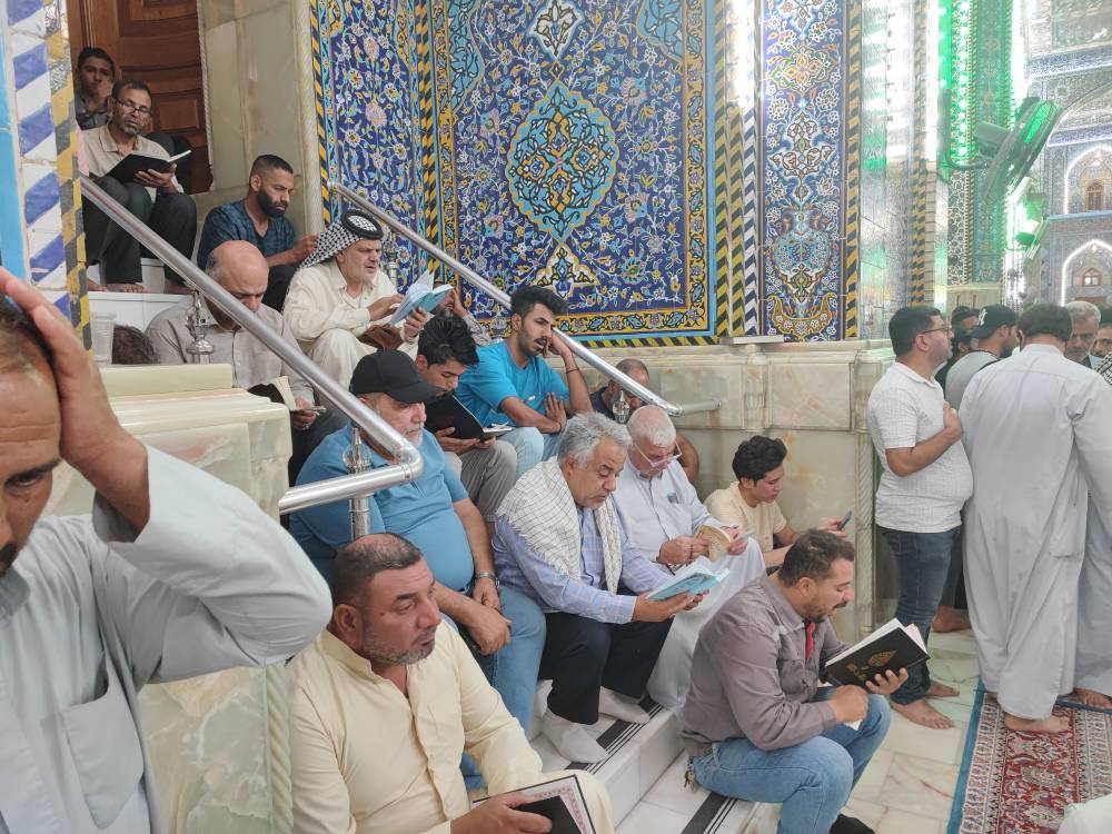 زائران در حرم امام حسین(ع)