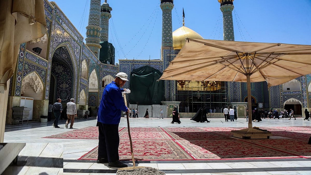 تلاش خادمان بانوی کرامت برای برپایی مراسم قرائت دعای عرفه
