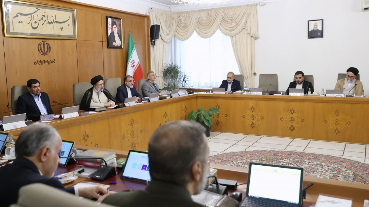 دستور رئیس جمهور برای پیگیری دلایل افزایش قیمت بدون مجوز محصولات پتروشیمی/ ضرورت برخورد قاطع با متخلفان