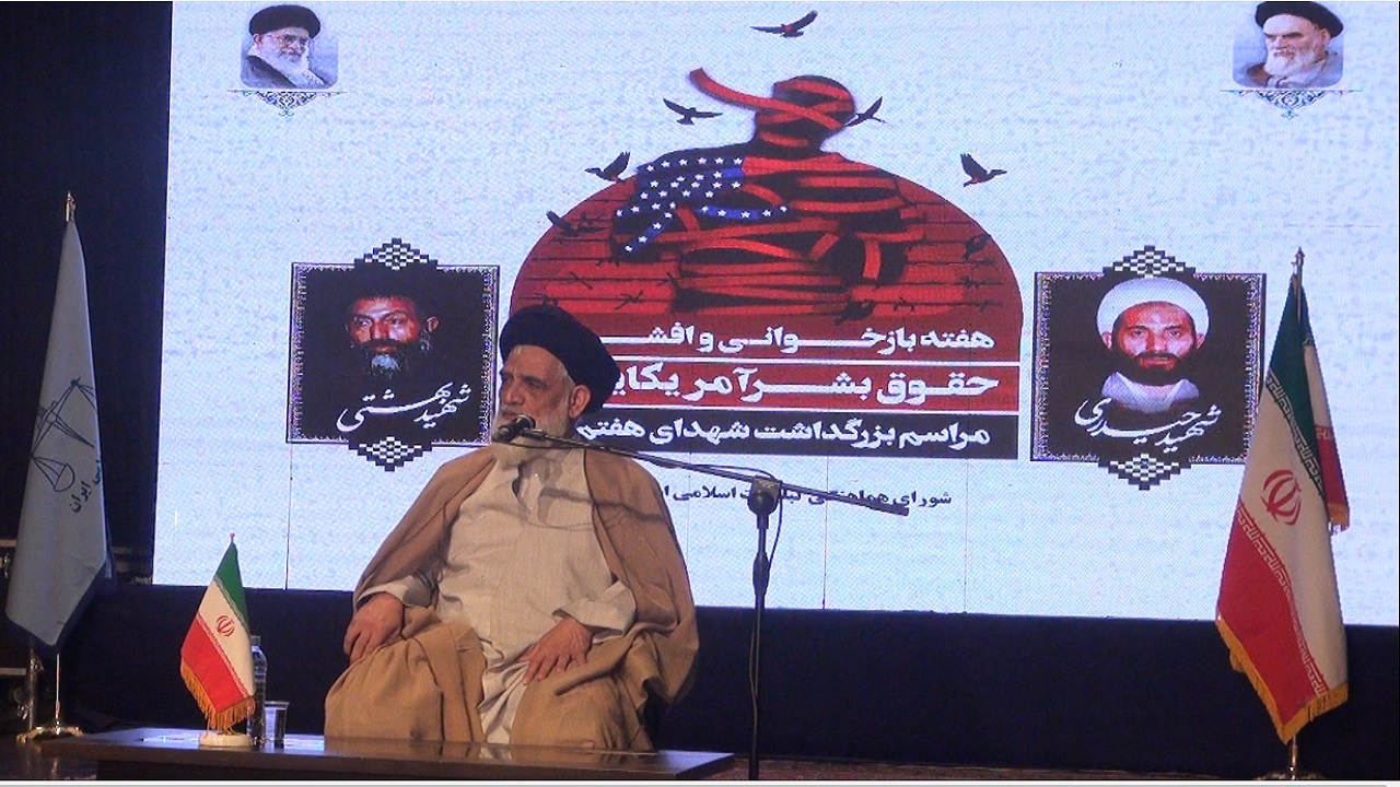 دشمن به دنبال تهی کردن انقلاب اسلامی است