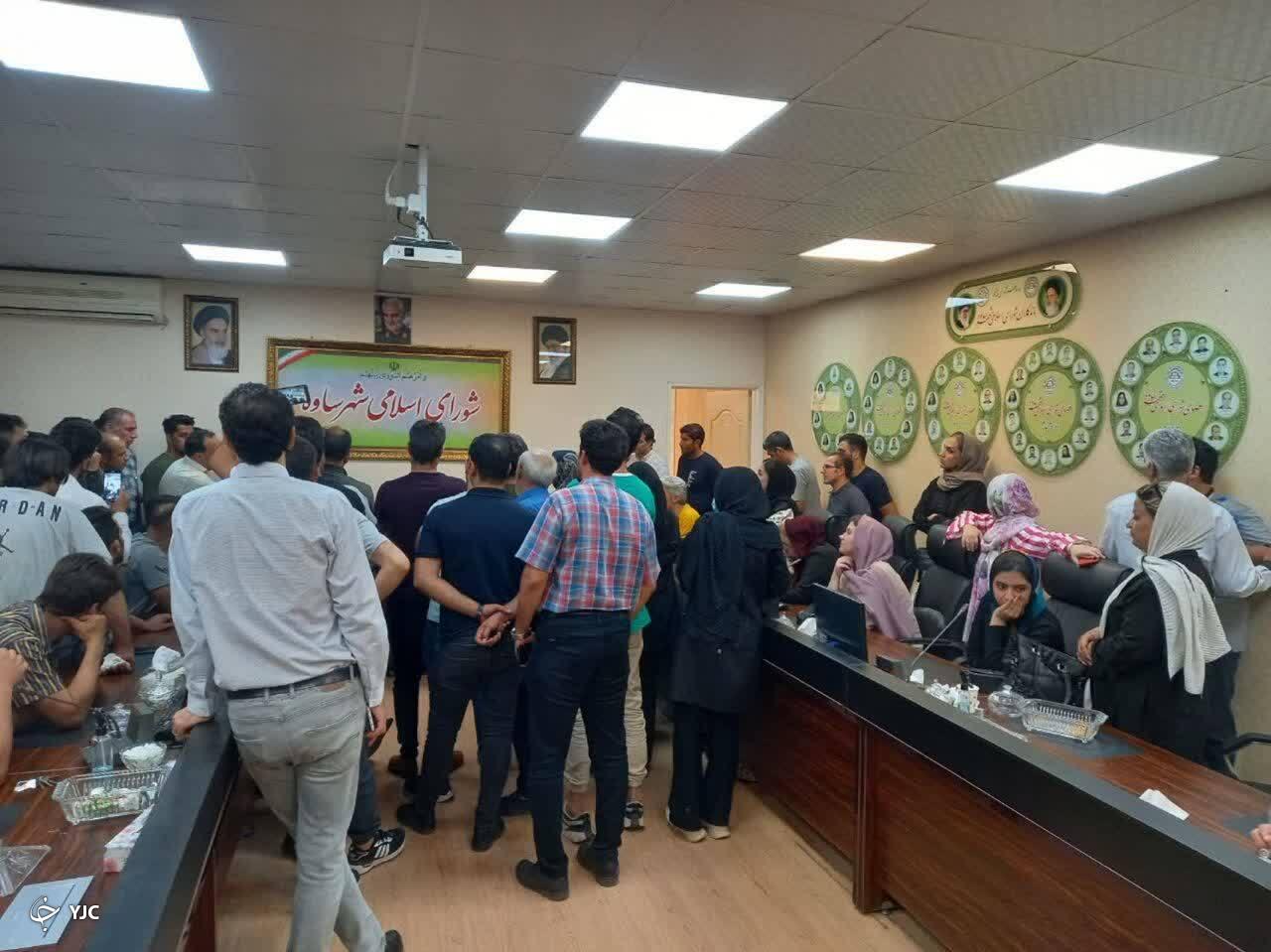 تجمع اعتراض آمیز متقاضیان مسکن مقابل شهرداری ساوه