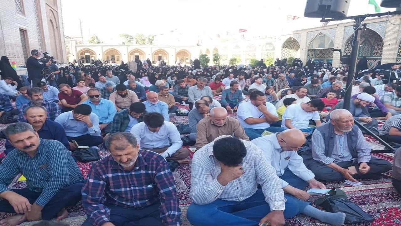 طنین دل انگیز دعای عرفه در قزوین+ فیلم