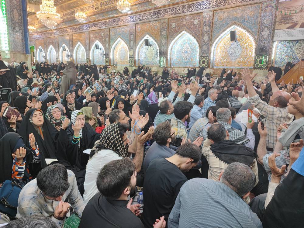 ازدحام جمعیت در حرم امام حسین (ع) همزمان با روز عرفه