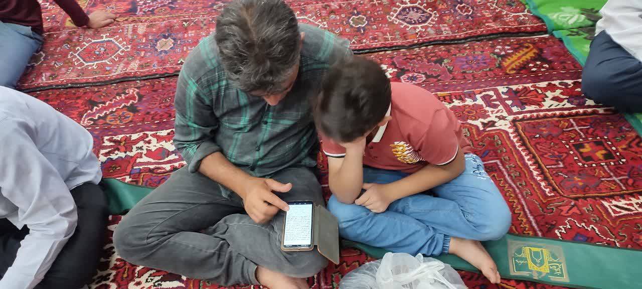خواند دعای عرفه به همراه فرزند