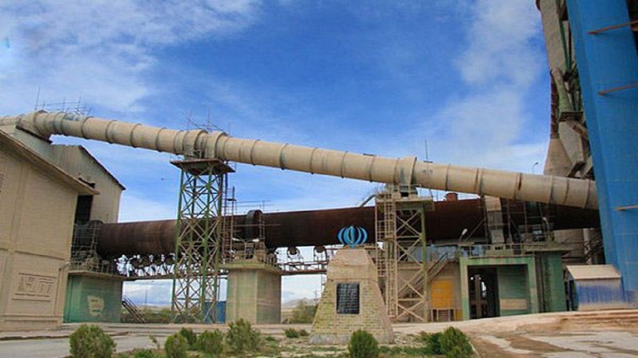 کارخانه سیمان سفید ازنا اولین کارخانه در غرب کشور است