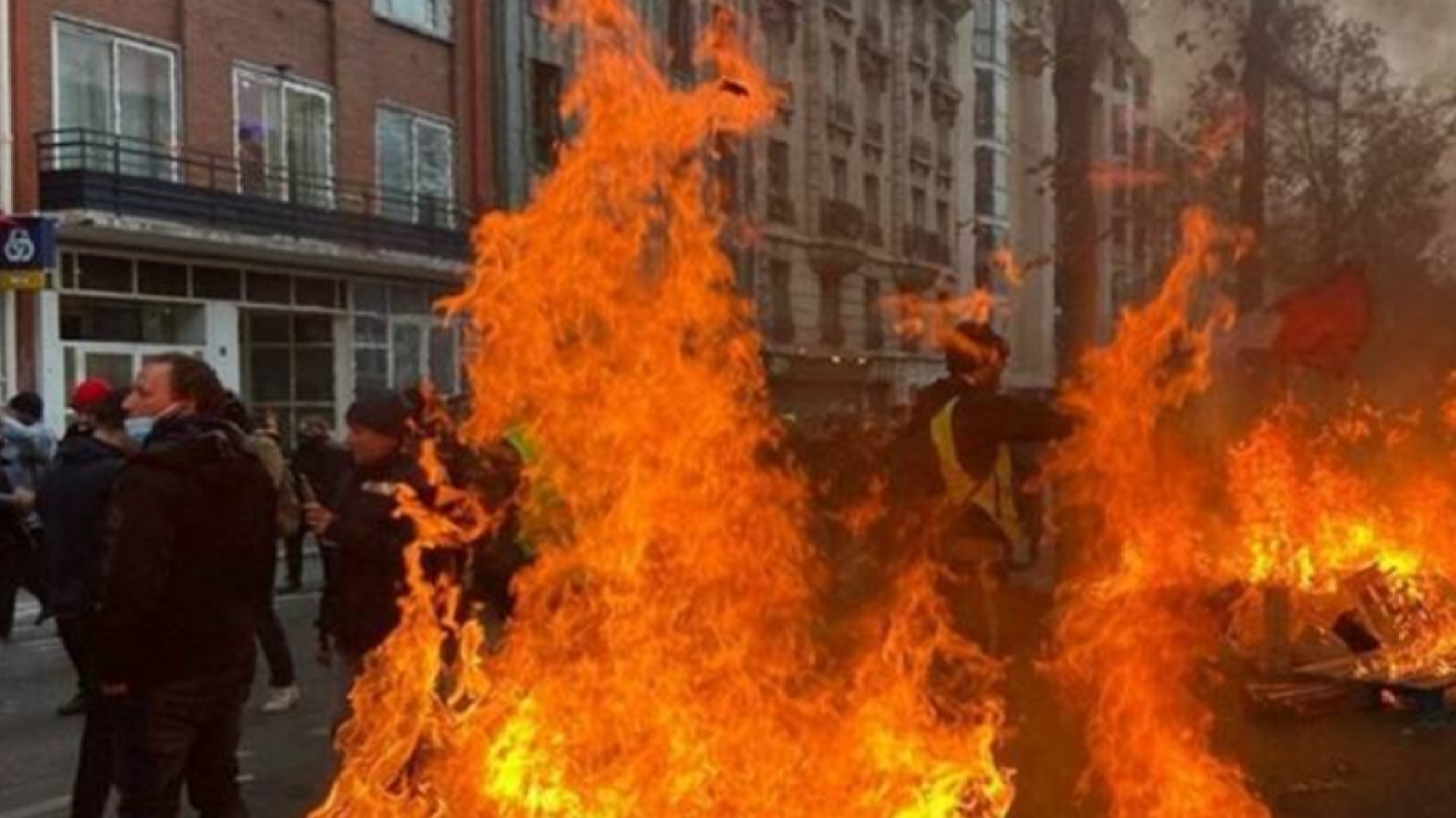 فرانسه در آتش و دود + فیلم