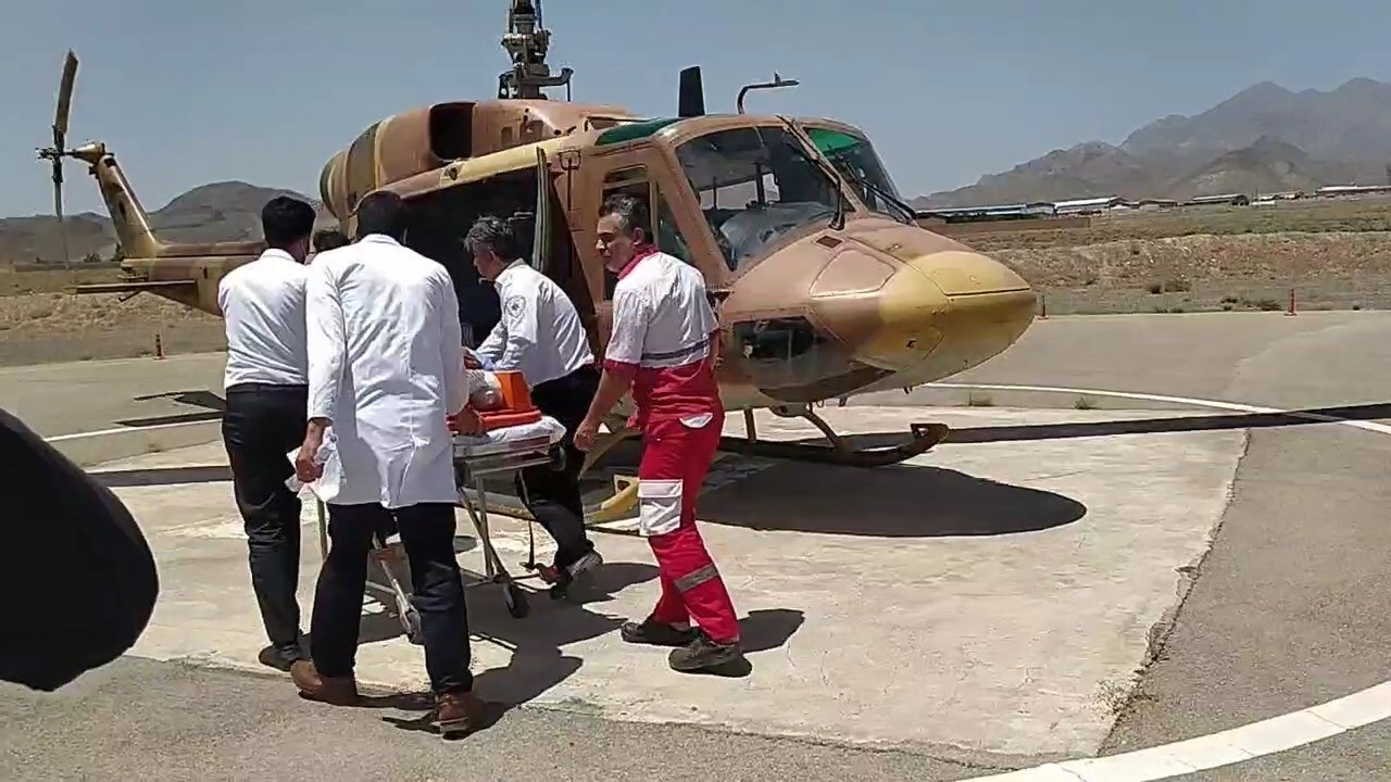 انتقال کوهنورد مصدوم  با بالگرد امدادی از نطنز به اصفهان