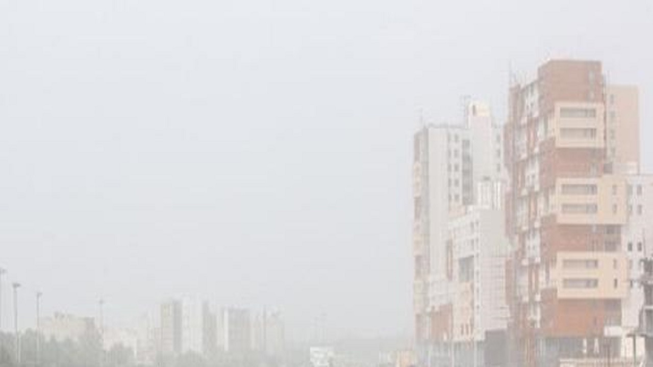 خیزش گرد و خاک در راه قم