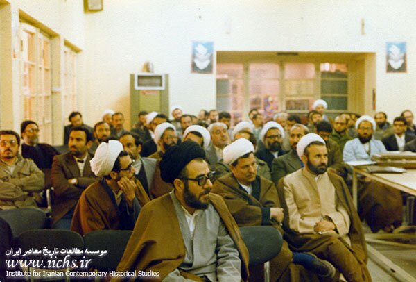 یکی از جلسات مشورتی در دفتر حزب جمهوری اسلامی.