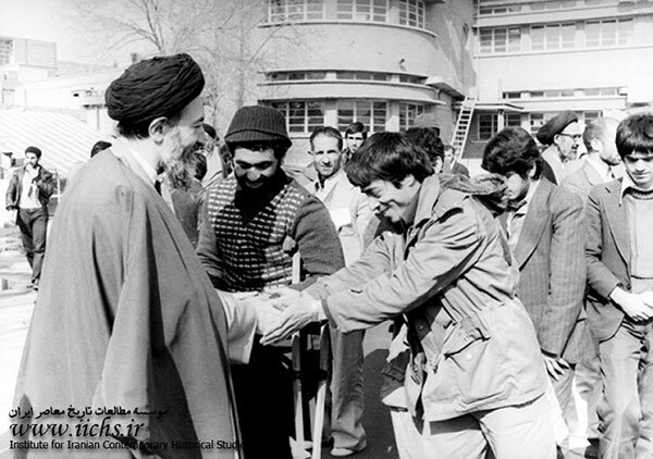&nbsp;آیت&zwnj;الله بهشتی پس از اقامه نماز جماعت در حیاط دفتر حزب جمهوری اسلامی