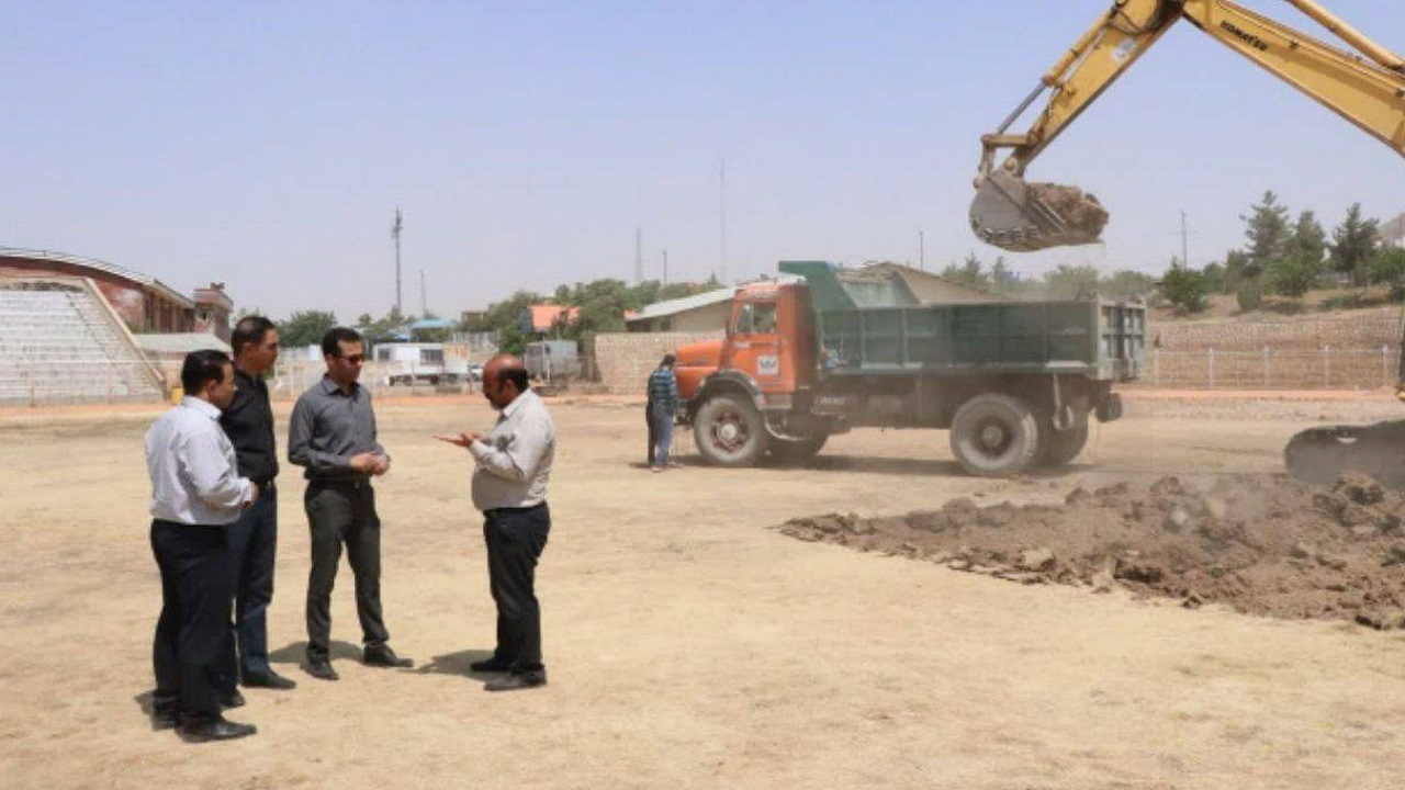 آغاز عملیات احداث پیست تارتان و چمن مصنوعی ورزشگاه تختی شهرکرد