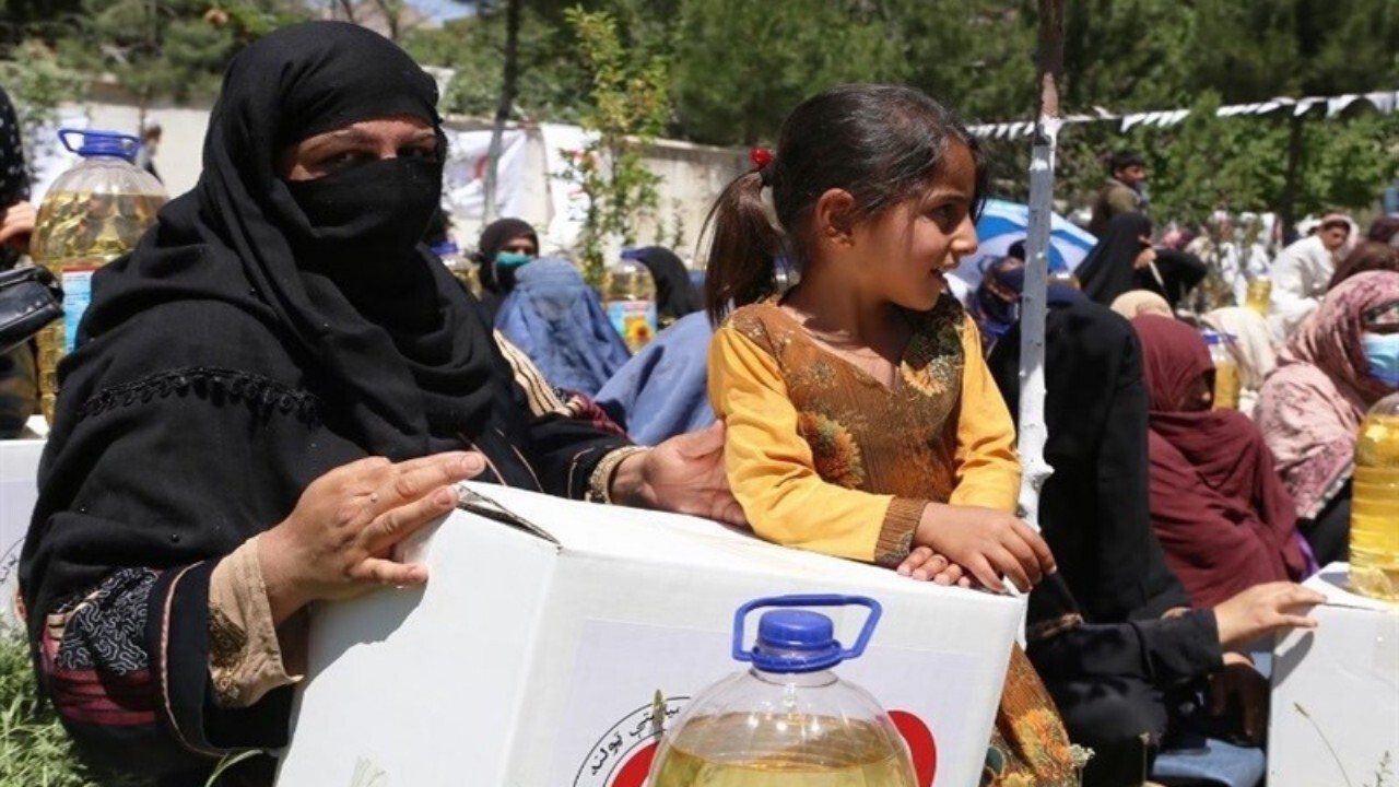 کمک نقدی به ۱۸۴ خانواده نیازمند در فراه