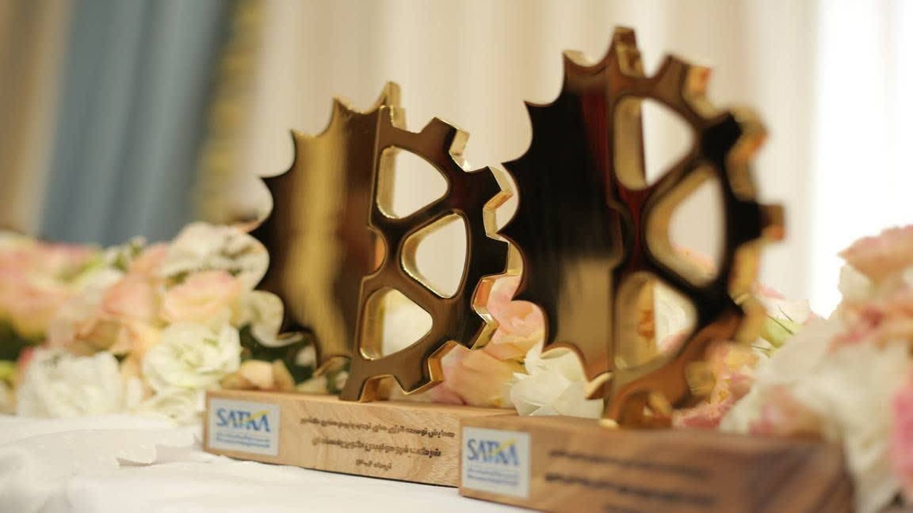 جایزه تندیس چرخ زرین به توزیع برق شمال کرمان اهدا شد