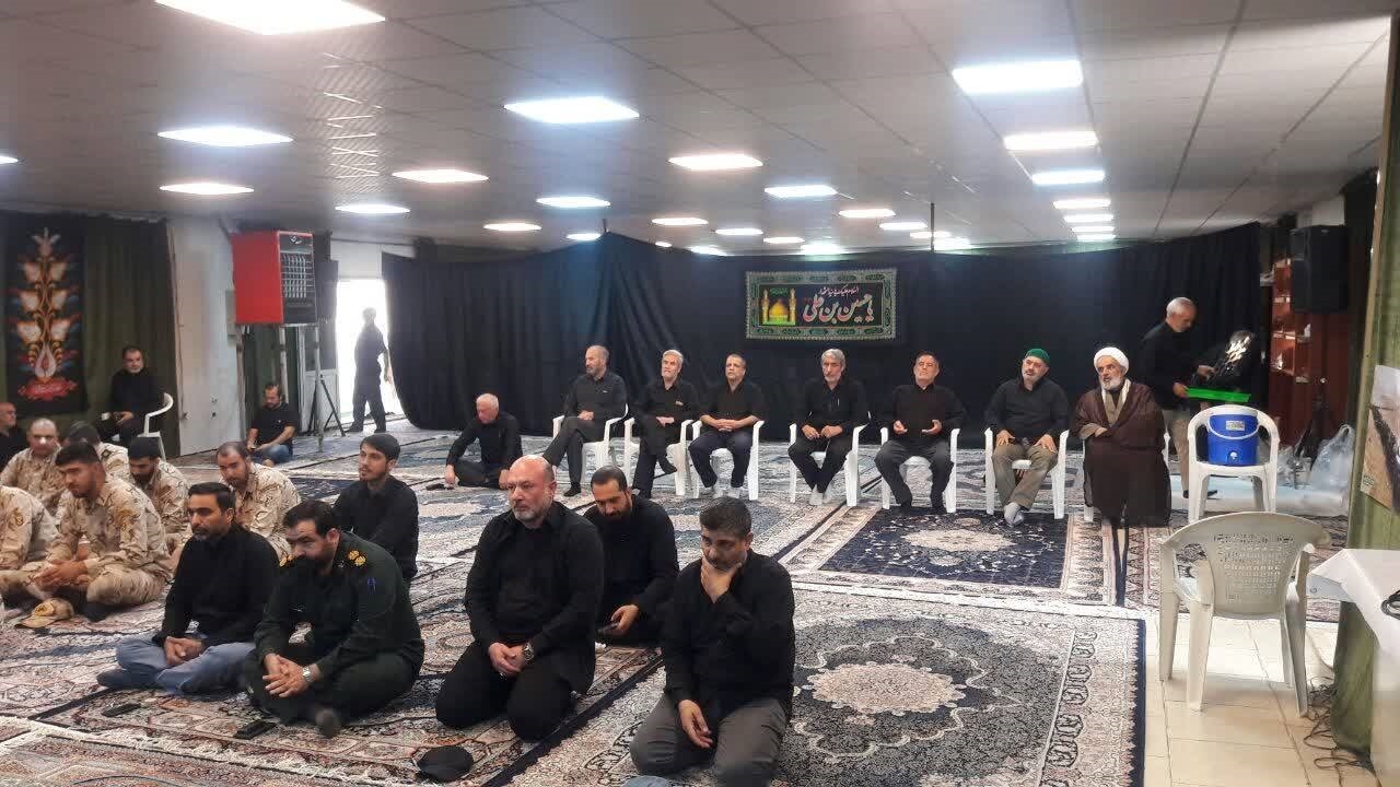 مراسم قرائت زیارت عاشورا و عزاداری مردم پرند در شب‌های ماه محرم + فیلم و تصاویر
