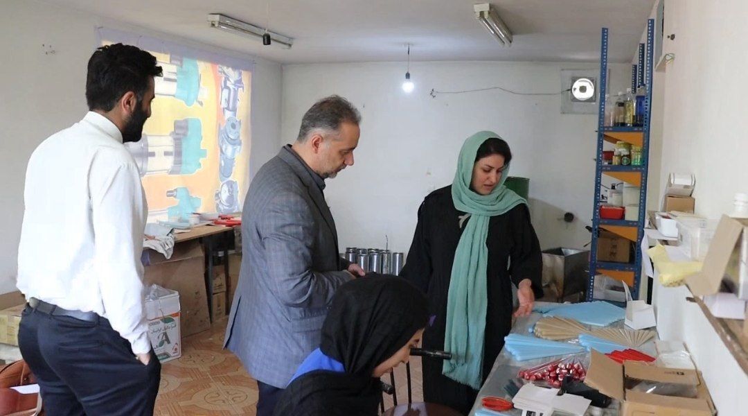 کارگاهی که با حمایت بنیاد برکت به کشورهای همسایه شمع صادر می کند