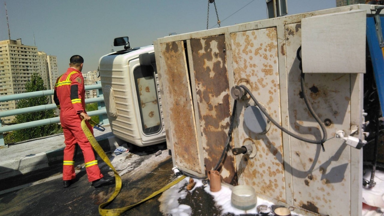 واژگونی یک خودرو حامل بنزین در بزرگراه یادگار امام