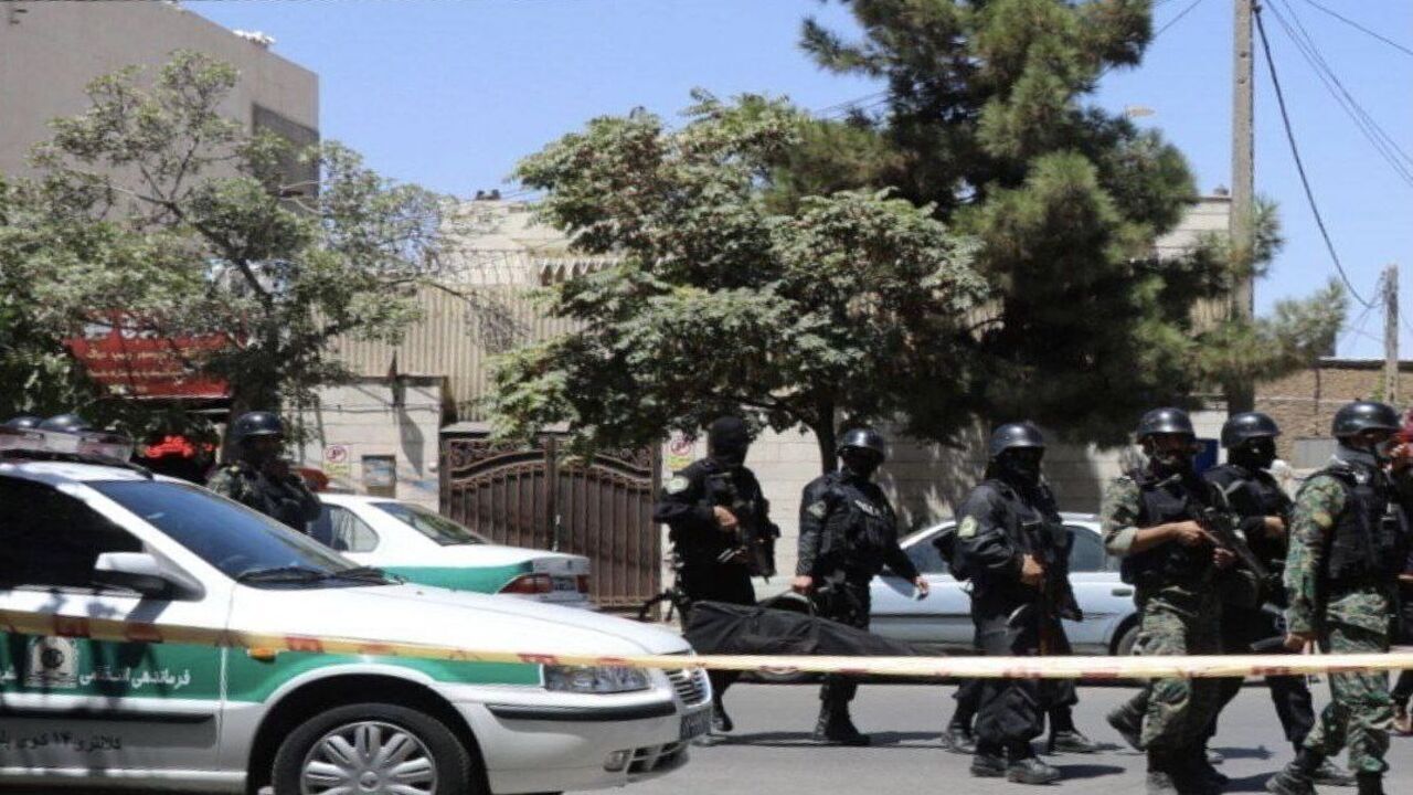کودک مشهدی از دست پدر عصبانی توسط پلیس رها شد+ تصاویر