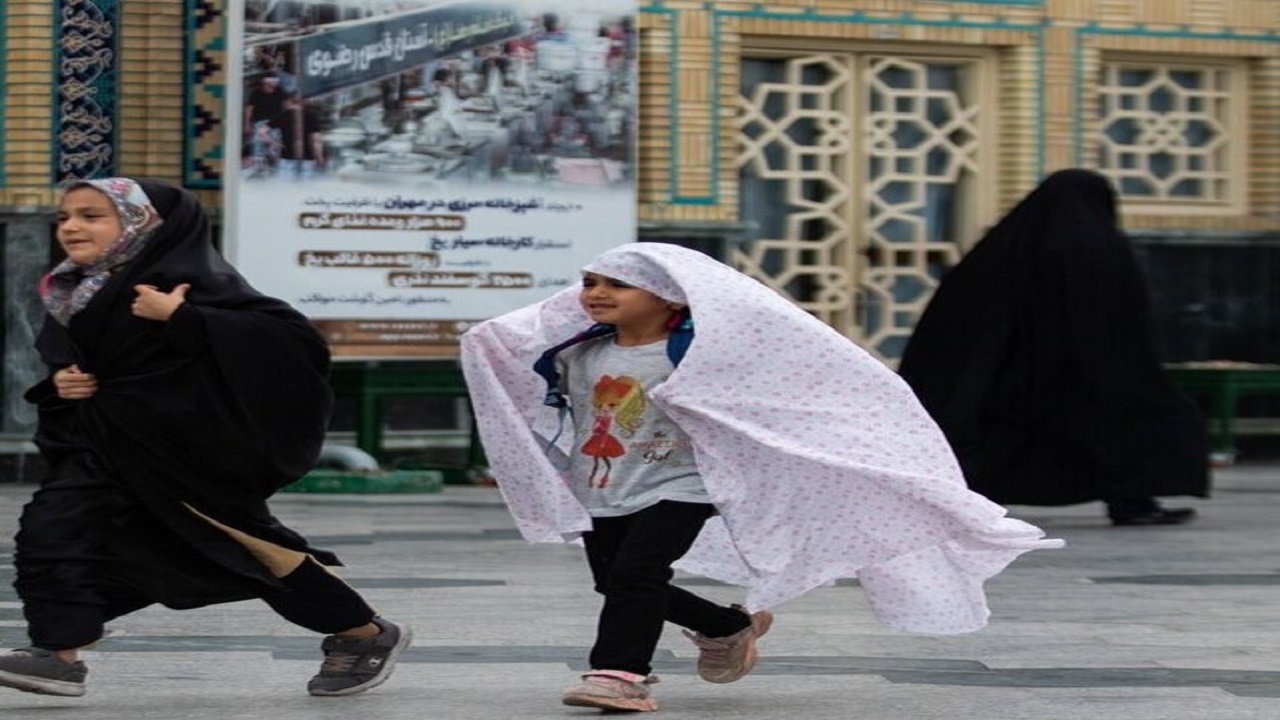 استقبال گرم و خودجوش خادم افتخاری حرم مطهر رضوی از دختران محجبه + فیلم