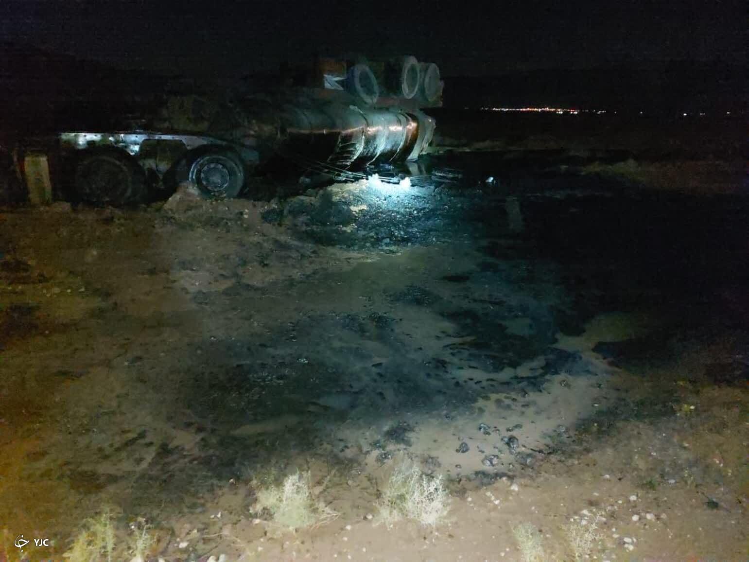 واژگونی تریلی حامل قیر در جاده سروستان