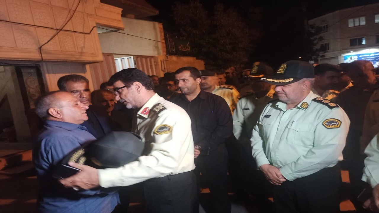 ابلاغ پیام تسلیت سردار رادان به خانواده شهید آراسته توسط فرمانده انتظامی کهگیلویه و بویراحمد