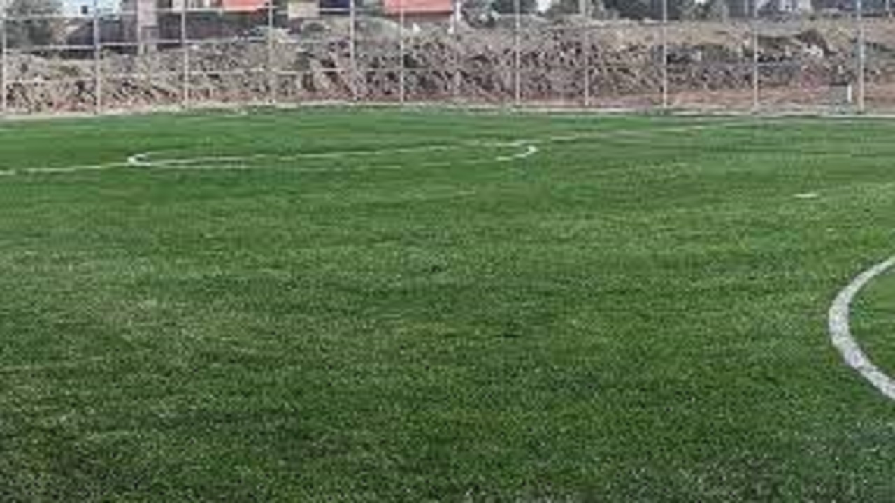 بهسازی چمن فوتبال اسدآباد پس از چند سال