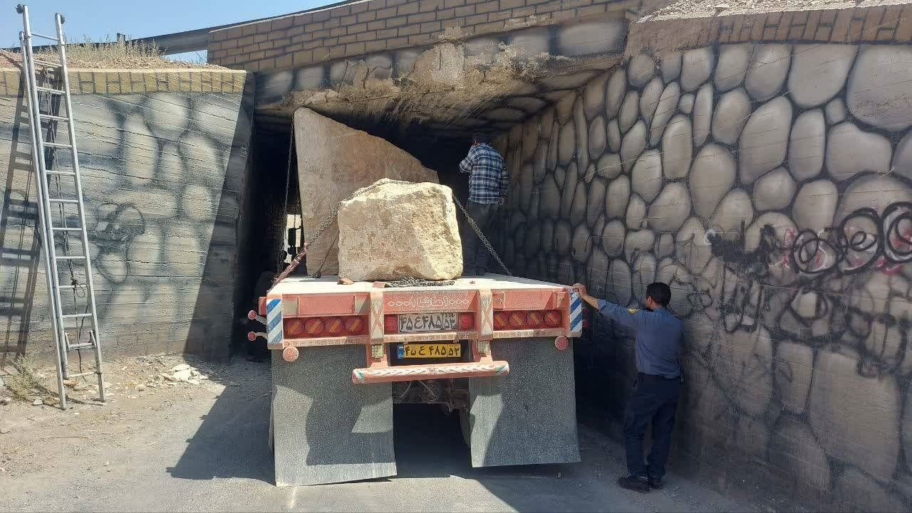 بازگشایی زیر گذر چشمه لادر خمینی شهر با تلاش آتش نشانان