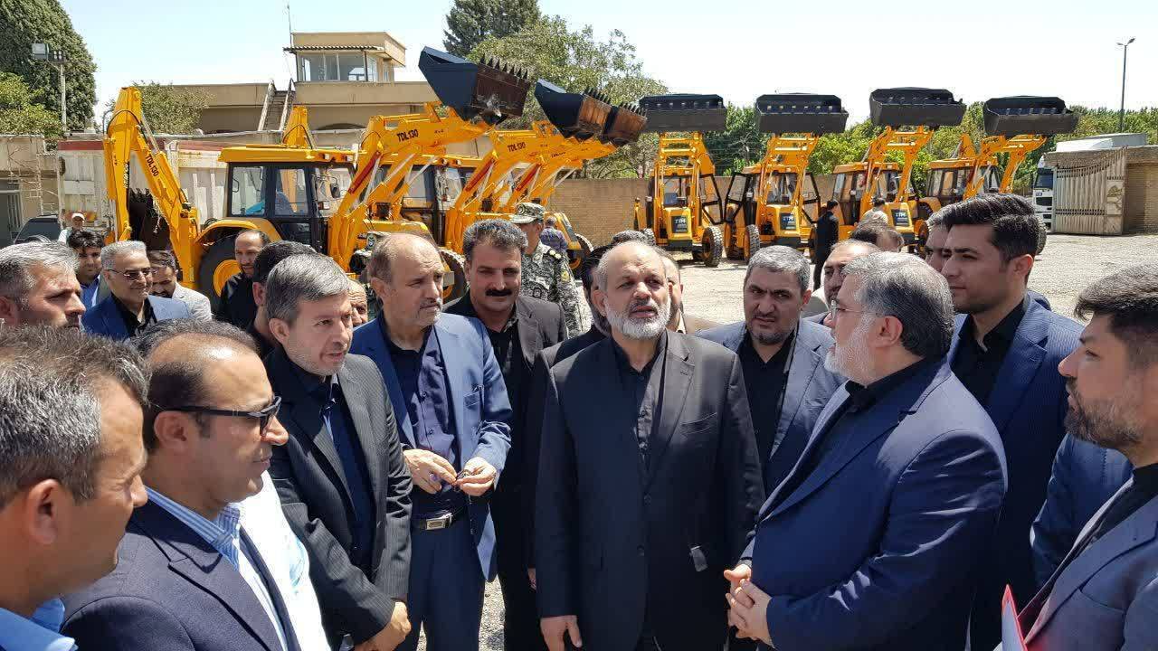تحویل ۳ دستگاه ماشین آلات عمرانی به شهرداری خوی توسط وزیر کشور