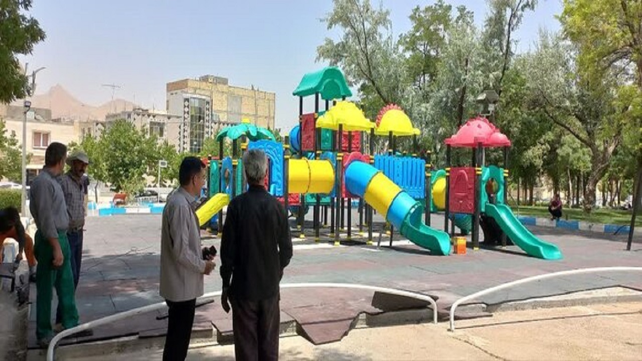 نصب وسایل بازی کودکان در پارک سرچشمه فرخ شهر