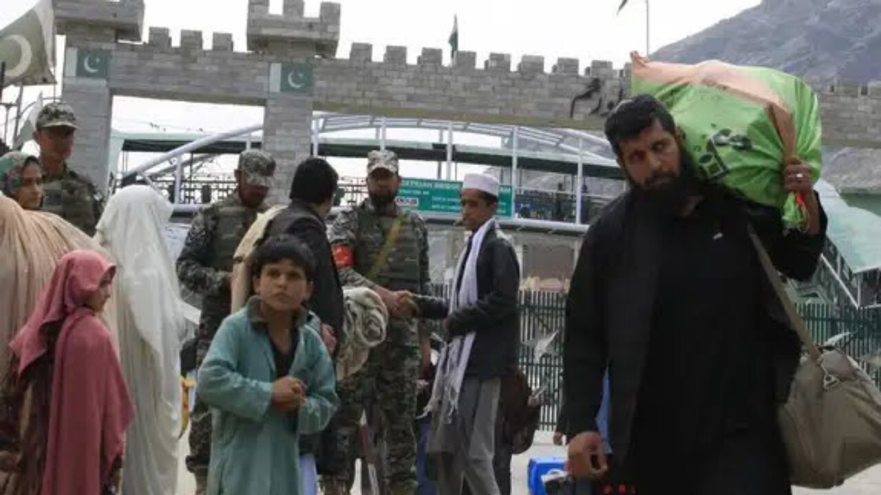 ادامه مشکلات مسافران افغانستانی در مرز تورخم