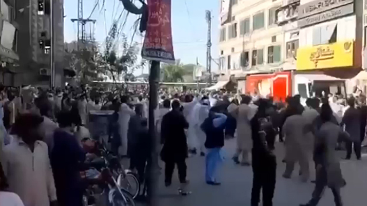 هواداران عمران خان به خیابان‌ها آمدند + فیلم
