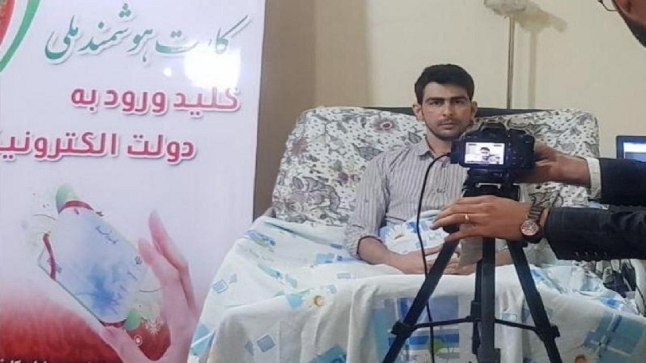 ارائه خدمات کارت هوشمند ملی به جانبازان و معلولان در ایستگاه سیار ثبت احوال