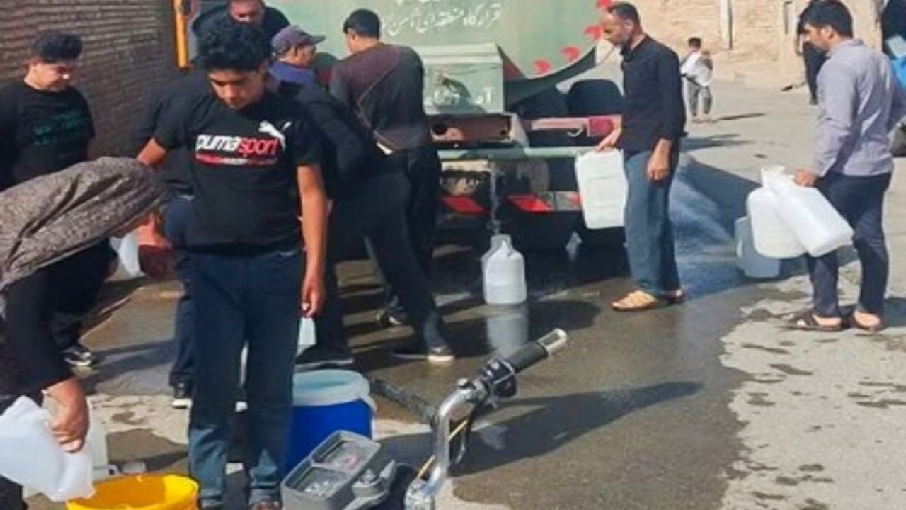 آبرسانی سیار به دهستان سفیدآبه نیمروز در پی کاهش آبدهی چاه