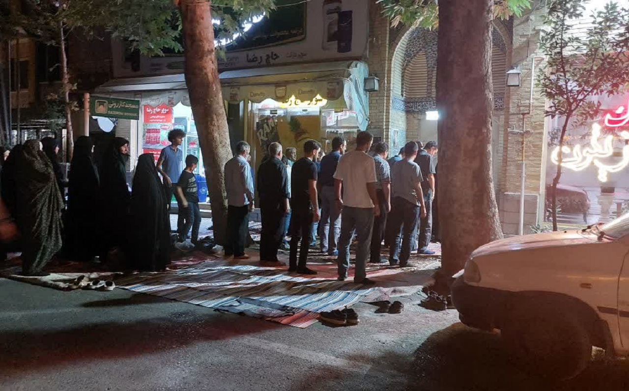 اقامه نماز در پشت درب مسجد کازرونی