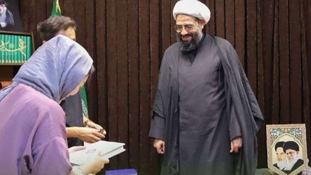 اسلام آوردن بانوی چینی در حضور امام جمعه همدان