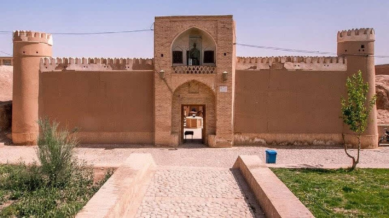 آغاز پروژه مرمت چاپارخانه میبد