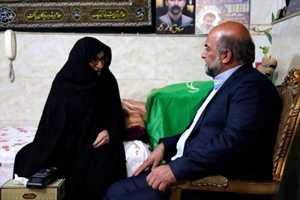 مدیرعامل صندوق اعتباری هنر با مادرشهید رسول کاظم نژاد دیدار کرد