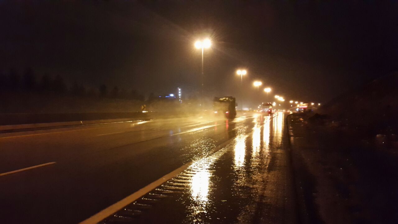 بارندگی در محور‌های مواصلاتی استان سمنان/ جاده‌ها لغزنده است