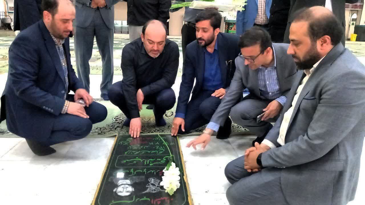 خبرنگاران هرمزگان به مقام والای شهدا ادای احترام کردند